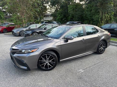 Used 2024 Toyota Camry SE image 3