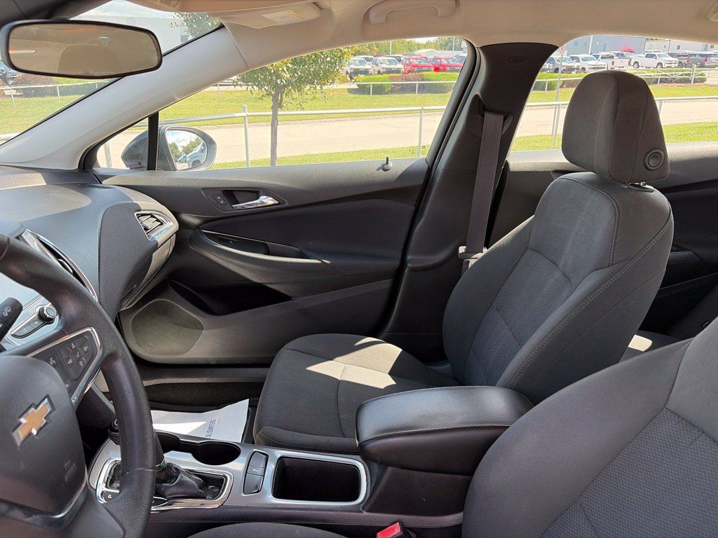 Used 2017 Chevrolet Cruze LT FWD image 41