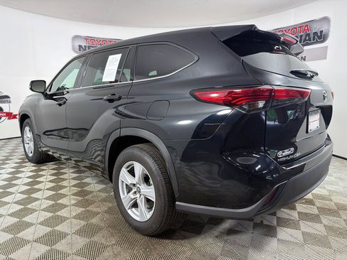 Used 2022 Toyota Highlander LE FWD image 5