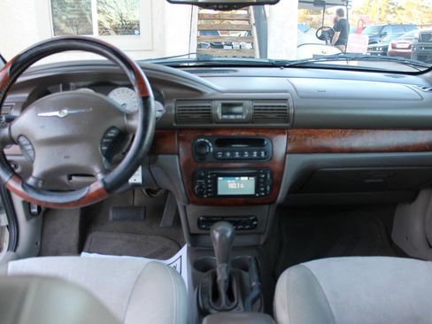 Used 2005 Chrysler Sebring Limited image 24