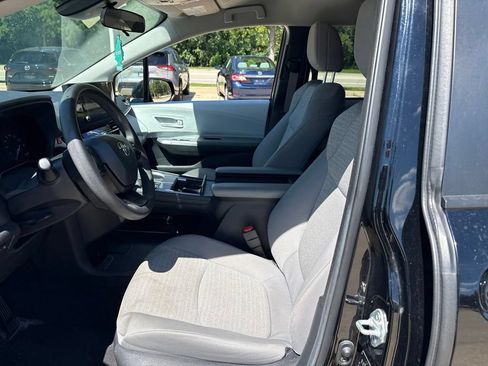 Used 2025 Toyota Sienna LE FWD image 12