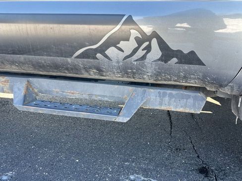 Used 2017 Nissan Titan SV image 28