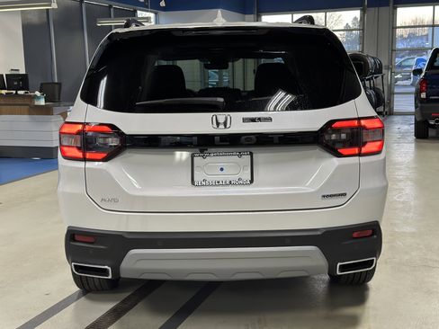 New 2025 Honda Pilot Touring image 7