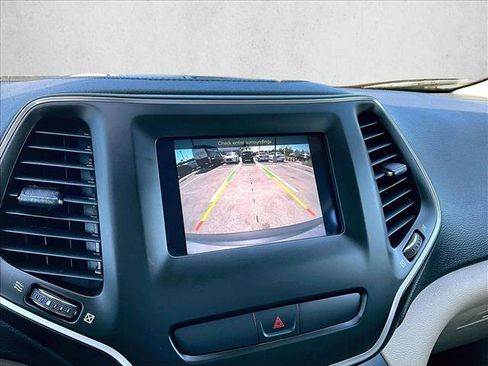 Used 2019 Jeep Cherokee Latitude w/ Popular Appearance Group FWD image 21