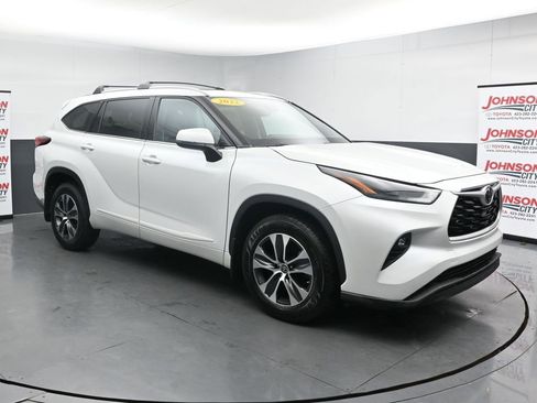 Used 2022 Toyota Highlander XLE AWD/4WD image 2