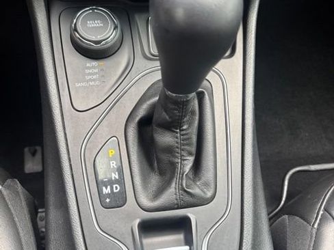 Used 2019 Jeep Cherokee Latitude Plus w/ Comfort/Convenience Group AWD/4WD image 21