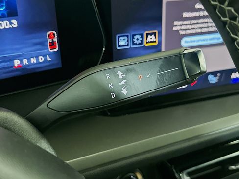 Used 2025 Chevrolet Traverse LT FWD image 25