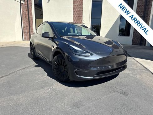 Used 2024 Tesla Model Y Long Range AWD/4WD image 1