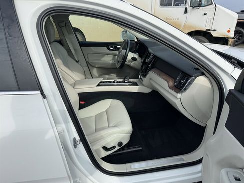 Used 2022 Volvo XC60 B5 Momentum image 24