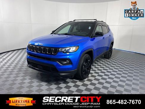 Used 2024 Jeep Compass Latitude w/ Convenience Group AWD/4WD image 3