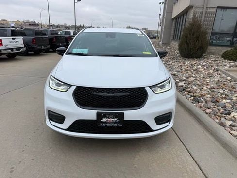 New 2026 Chrysler Pacifica Select w/ S Appearance Package image 2