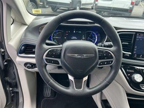 Used 2022 Chrysler Pacifica Limited FWD image 28