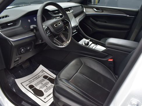 Used 2023 Jeep Grand Cherokee Overland AWD/4WD image 12