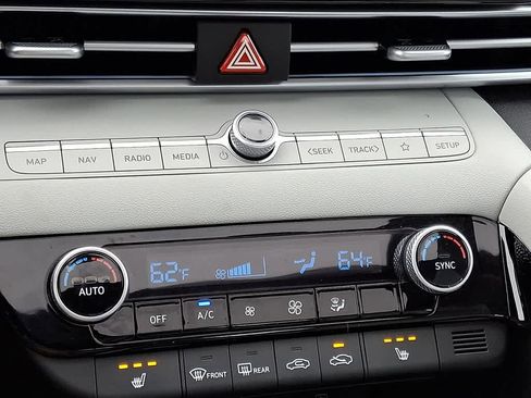 Used 2025 Hyundai Elantra Limited image 15