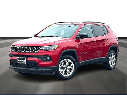 Used 2025 Jeep Compass Latitude w/ Sun & Sound Group AWD/4WD image 1