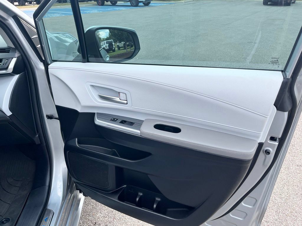Used 2025 Toyota Sienna XLE FWD image 9