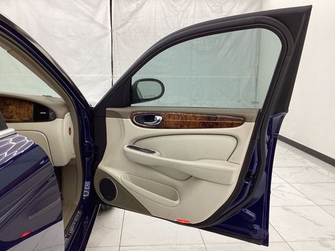 Used 2004 Jaguar XJ8 image 19