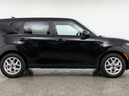 Used 2025 Kia Soul LX w/ LX Technology Package FWD image 11