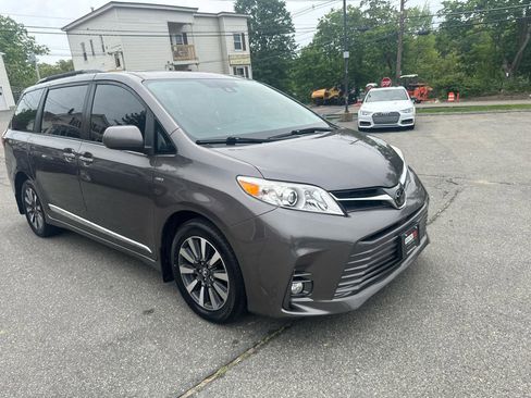 Used 2018 Toyota Sienna XLE w/ Protection Package AWD/4WD image 5