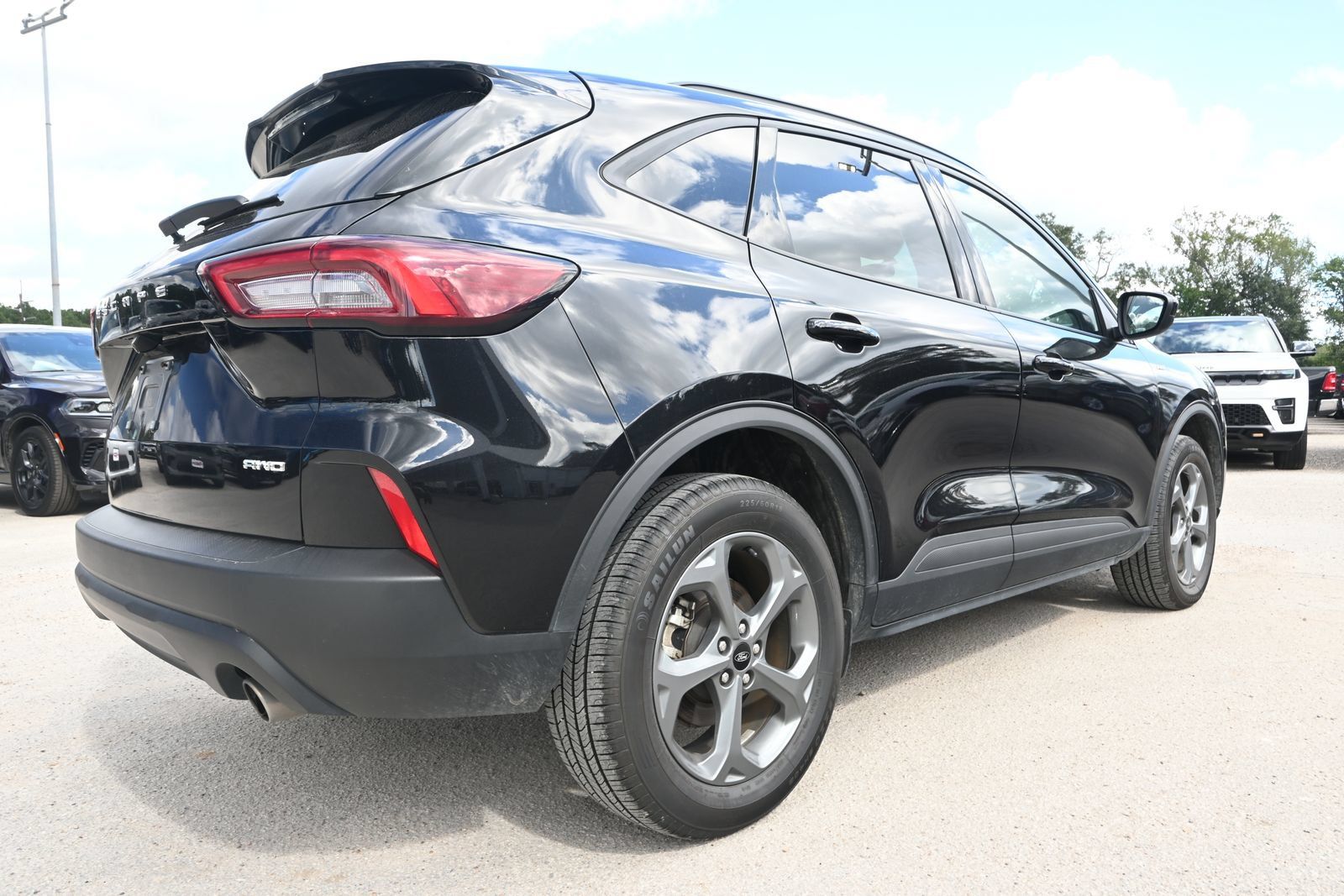 Used 2025 Ford Escape ST-Line Select AWD/4WD image 2