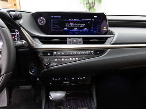 Used 2019 Lexus ES 300h FWD image 17