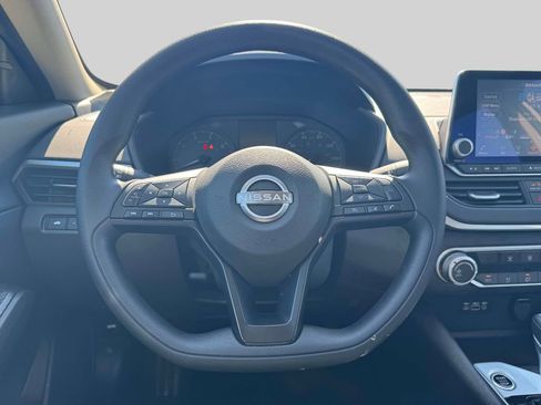Used 2025 Nissan Altima 2.5 S FWD image 13