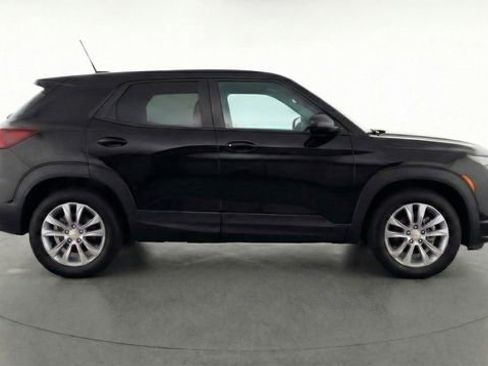 Used 2023 Chevrolet TrailBlazer LS image 2