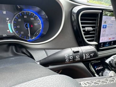 Used 2027 Chrysler Pacifica Select AWD/4WD image 37