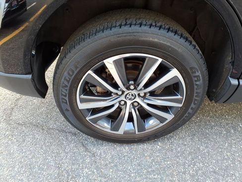 Certified 2023 Toyota Venza XLE image 7