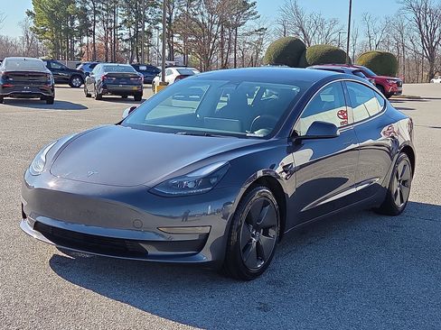 Used 2023 Tesla Model 3 Standard Range image 2