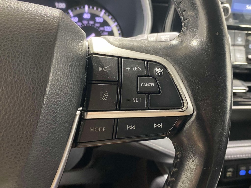 Used 2022 Toyota Highlander XLE AWD/4WD image 24
