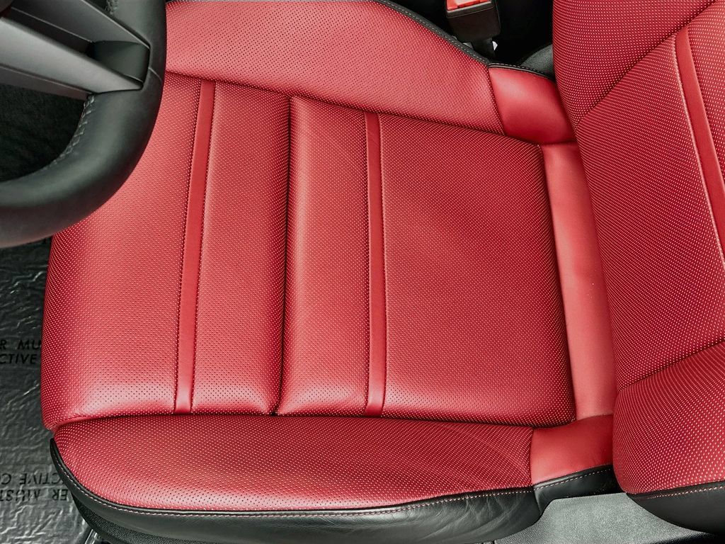 Certified 2025 Porsche Cayenne AWD/4WD image 21