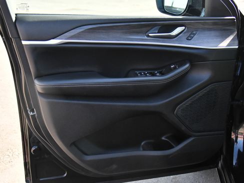 Used 2024 Jeep Grand Cherokee L Limited w/ Luxury Tech Group II image 14