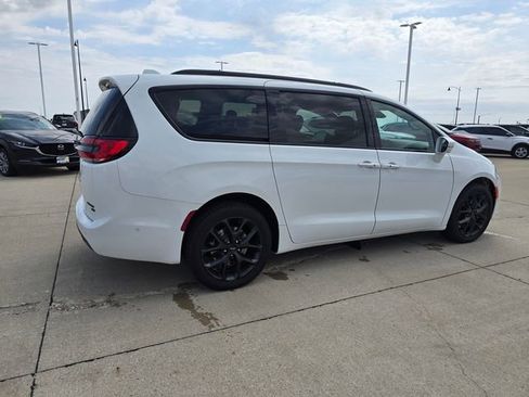 Used 2022 Chrysler Pacifica Limited w/ S Appearance Package AWD/4WD image 13