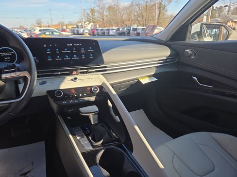 Certified 2023 Hyundai Elantra Limited image 22