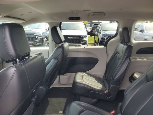 Used 2024 Chrysler Pacifica Touring-L FWD image 9