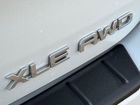 Used 2024 Toyota Highlander XLE image 10