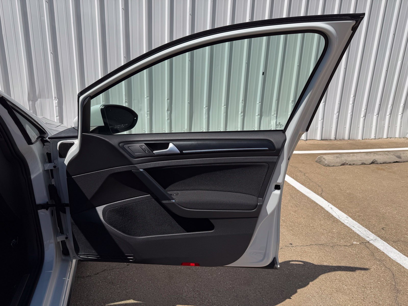 Used 2015 Volkswagen Golf 4-Door FWD image 23