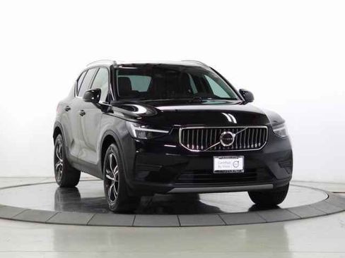 Certified 2025 Volvo XC40 B5 Core image 1