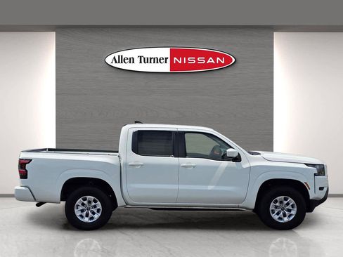 Used 2024 Nissan Frontier SV image 14