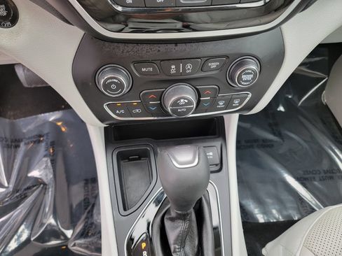 Used 2020 Jeep Cherokee Limited w/ Technology Group FWD image 21