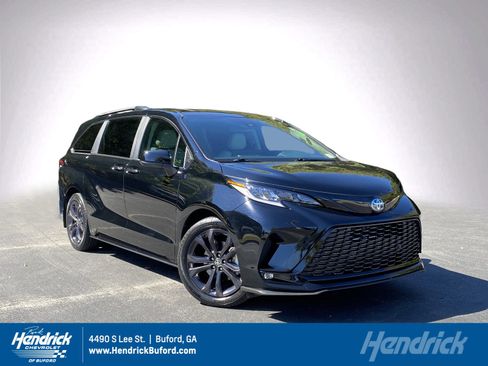 Used 2025 Toyota Sienna XSE image 1