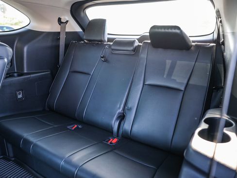 Used 2023 Toyota Highlander Limited image 12