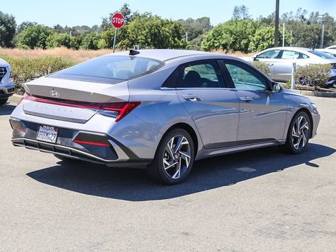 Used 2025 Hyundai Elantra SEL FWD image 5