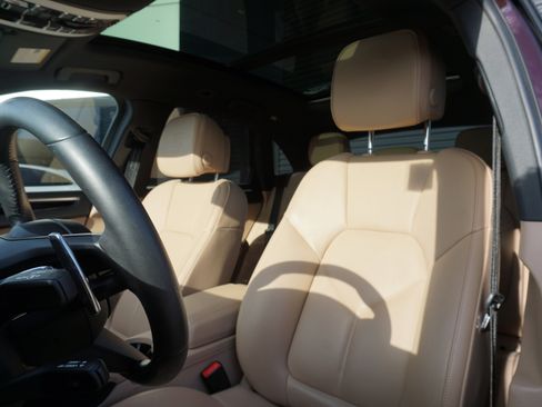 Certified 2023 Porsche Macan AWD/4WD image 5