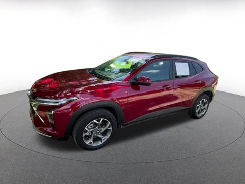 Used 2025 Chevrolet Trax LT FWD image 8