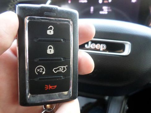 Used 2023 Jeep Grand Cherokee Altitude AWD/4WD image 32