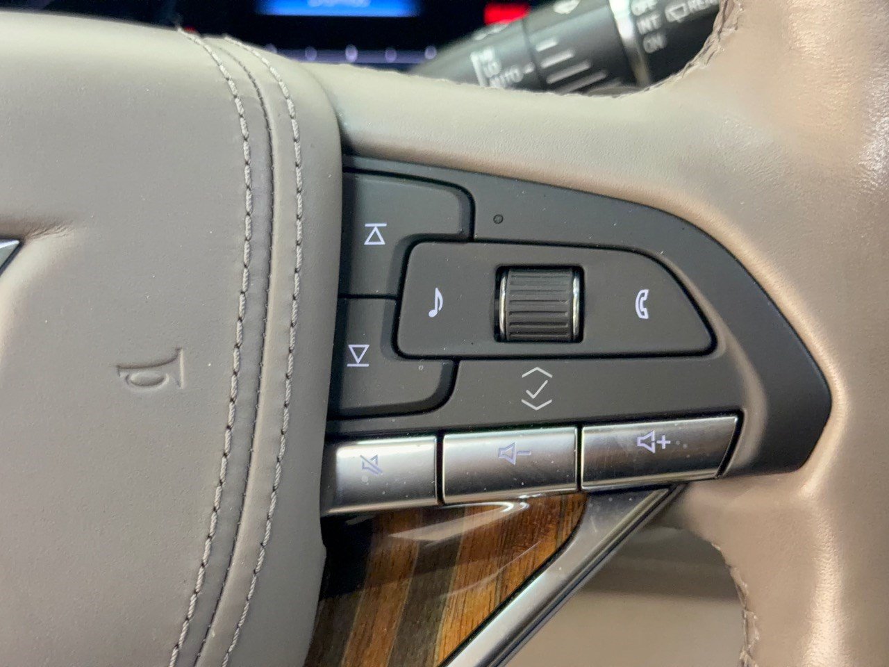 Used 2021 Cadillac Escalade ESV Premium Luxury Platinum AWD/4WD image 19