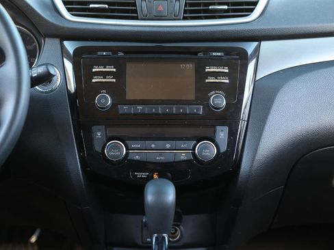 Used 2016 Nissan Rogue SV image 32