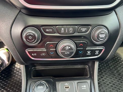 Used 2019 Jeep Cherokee Latitude w/ Comfort & Convenience Group AWD/4WD image 36